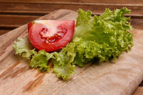 Tomat yang Diiris dan Daun Salad — Stok Foto