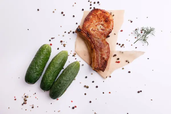 Pepinos, carne al horno en el hueso, eneldo y condimento. Aislado — Foto de Stock