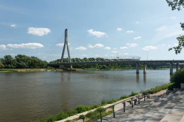 Varşova'daki Wisla Nehri üzerindeki köprü. Yan taraftan görünüm