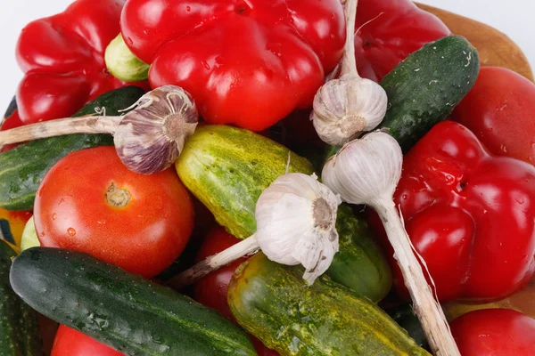 Rød pepper, agurk, tomat og hvitløk på en tallerken – stockfoto