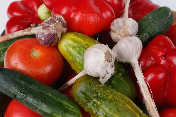 Rød pepper, agurk, tomat og hvitløk på en tallerken på en hvit ba – stockfoto