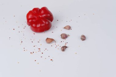 Kırmızı biber, sarımsak ve baharatlar beyaz bir arka plan üzerinde