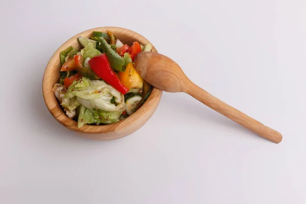 Овочевий салат в дерев'яній мисці на білому фоні — стокове фото