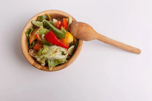 Salad sayuran dalam mangkuk kayu dengan latar belakang putih — Stok Foto
