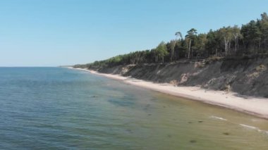 Denizden kıyıya uç. Aero çekim.