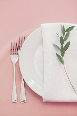 Masa düzenleme ve dekorasyon. Çatal, tabak, havlu ve çiçek.