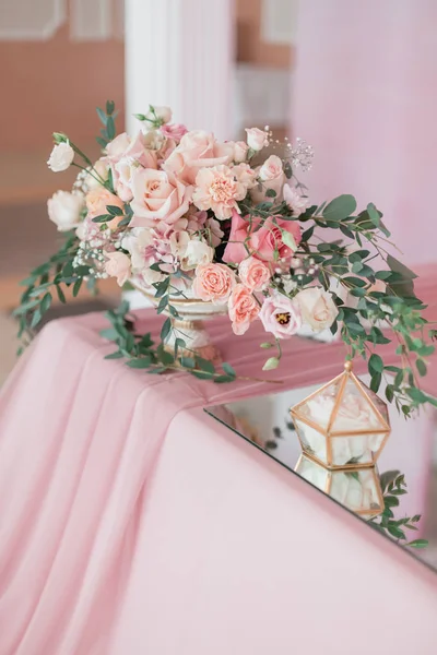 Bukett med rosor och ros knopp i en glasvas på en rosa bakgr — Stockfoto
