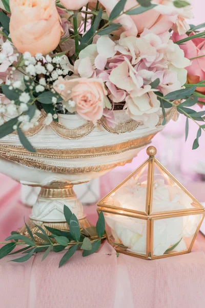 Букет с розами и бутоном роз в стеклянной вазе на розовом бэкгре — стоковое фото