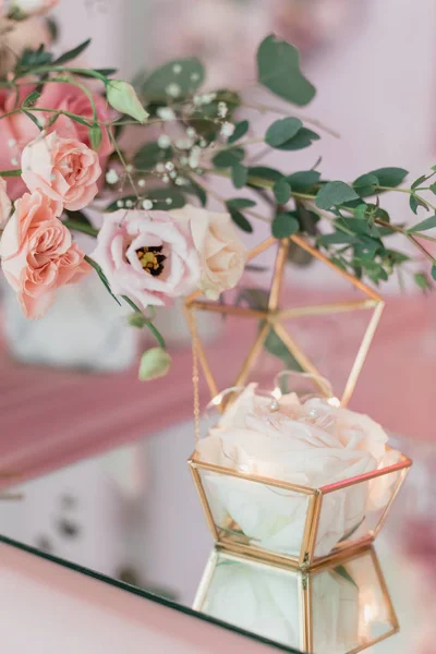 Bukett med rosor och ros knopp i en glasvas på en rosa bakgr — Stockfoto