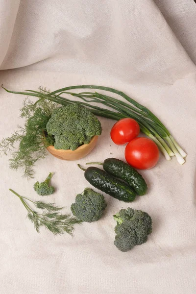 Cipolle verdi, cetrioli, pomodori, broccoli e aneto su un tessuto — Foto Stock