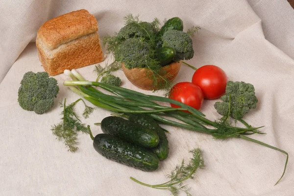 Bawang hijau, mentimun, tomat, brokoli, dill dan roti. — Stok Foto