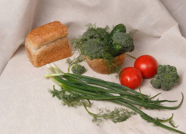 Bawang hijau, mentimun, tomat, brokoli, dill dan roti. — Stok Foto