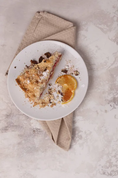 Shortcake y limón en un plato blanco sobre una toalla en un respaldo ligero — Foto de Stock