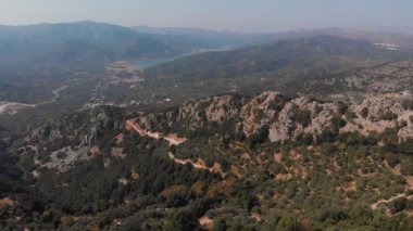 Lasithi Platosu, Zeus mağarası. Havadan video çekimi. Girit.