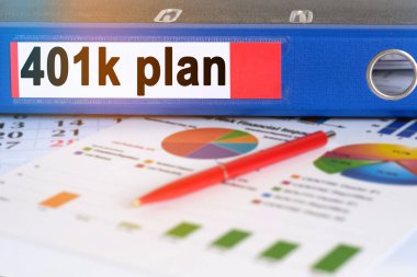 Masanın üzerinde turta grafikleri, bir kalem ve üzerinde 401k yazılı bir klasör var. İş ve finans kavramı.