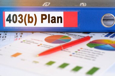 Masanın üzerinde turta grafikleri, bir kalem ve üzerinde 403b yazan bir klasör var. İş ve finans kavramı.