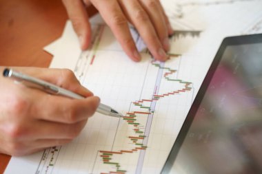 İş, ofis, tablet bilgisayarı ve çizelgesi olan adam. Mali konsept