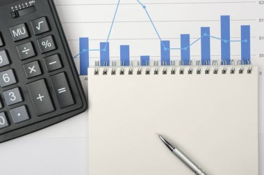 Grafikler, çizelgeler ve iş masaları. İş adamlarının işyeri. Mali konsept