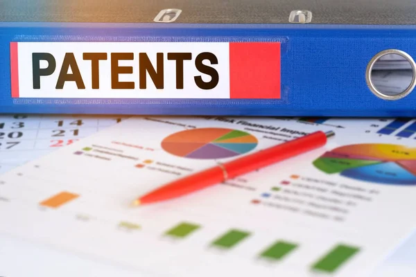 Stole Jsou Koláčové Grafy Pero Složka Nápisem Patents Obchodní Finanční — Stock fotografie