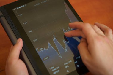 İş, ofis, tablet bilgisayarı ve çizelgesi olan adam. Mali konsept