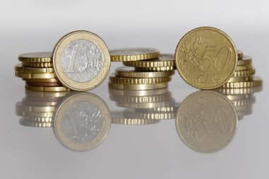 Avrupa sikkeleri beyaz bir arkaplanda yansıma ile istiflenmiştir. Yakın plan.