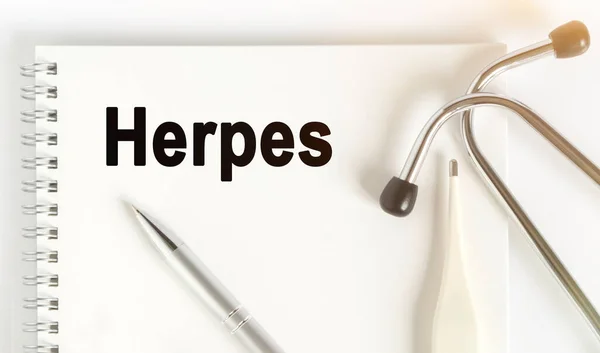 Mesa Hay Estetoscopio Termómetro Bolígrafo Cuaderno Con Inscripción Herpes Concepto — Foto de Stock