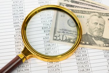 Finansal belgeler, raporlar, dolarlar ve büyüteç. Yakın plan. Mali konsept