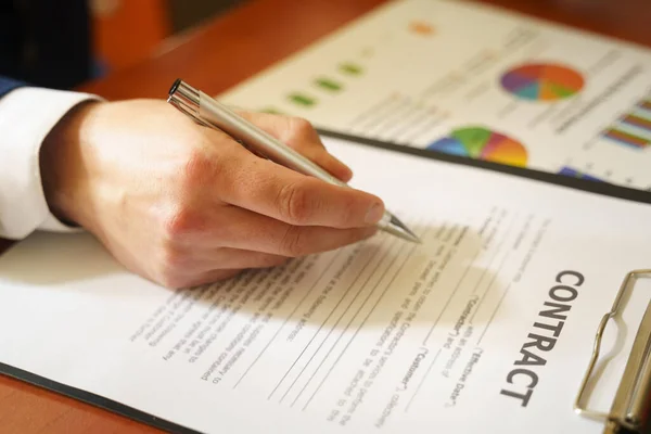 Empresário Sentado Mesa Escritório Assinando Contrato Com Foco Superficial Assinatura — Fotografia de Stock