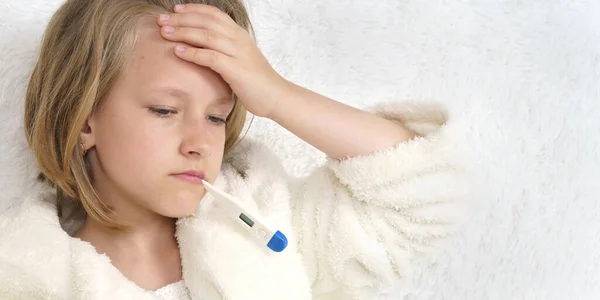 Uma Adolescente Doente Agarra Cabeça Conceito Médico — Fotografia de Stock