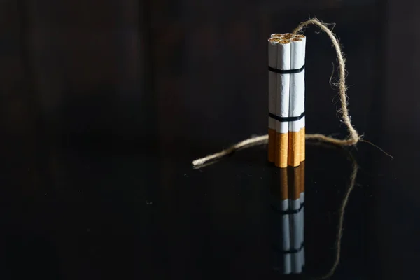 Koncept Medicíny Boj Proti Kouření Cigarety Jsou Zkroucené Dynamitové Skříňky — Stock fotografie