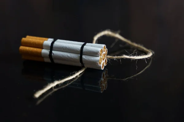 Concepto Medicina Lucha Contra Tabaquismo Los Cigarrillos Retuercen Comprobador Dinamita — Foto de Stock