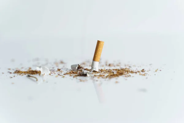 Concepto Medicina Lucha Contra Tabaquismo Colilla Del Cigarrillo Apaga Entre — Foto de Stock