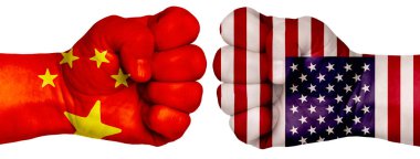 İnsanların mücadelesi kavramı. İki el birbirine kenetlenir ve birbirlerinin karşısındadır. Ülkelerin bayraklarının renklerine boyanmış eller. Çin ABD 'ye karşı