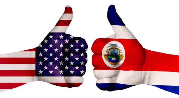 国家の関係を強化するという概念 両手には各国の国旗が描かれ 親指が立てられている コスタリカとアメリカ — ストック写真