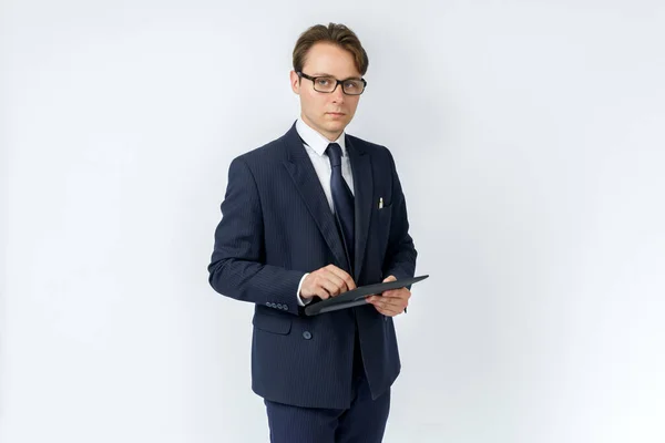 Retrato Hombre Negocios Con Traje Azul Sosteniendo Una Tableta Electrónica — Foto de Stock