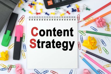 İş konsepti. Masanın üzerinde hesap makinesi, günlük, kalemler, kalemler ve yazılı bir defter var.