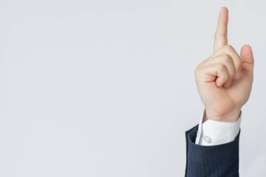 İşadamı eliyle bir ünlem işareti gösteriyor. Beyaz arka plan. İş ve finans kavramı