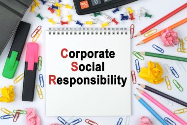 İş konsepti. Masanın üzerinde hesap makinesi, günlük, kalemler, kalemler ve üzerinde 