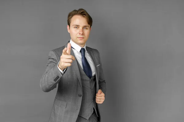 Retrato Hombre Negocios Traje Que Extendió Mano Hacia Adelante Fondo — Foto de Stock