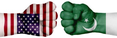 İnsanların mücadelesi kavramı. İki el birbirine kenetlenir ve birbirlerinin karşısındadır. Ülkelerin bayraklarının renklerine boyanmış eller. Pakistan ABD 'ye karşı