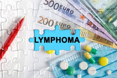 Çifte maruziyet. Üzerinde LYMPHOMA yazan hap, tıbbi maske, kalem ve avroyla bulmacalar. Tıp konsepti.