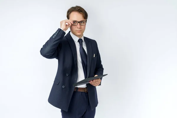 Portret Biznesmena Niebieskim Garniturze Trzymającego Rękach Elektroniczny Tablet Regulującego Okulary — Zdjęcie stockowe