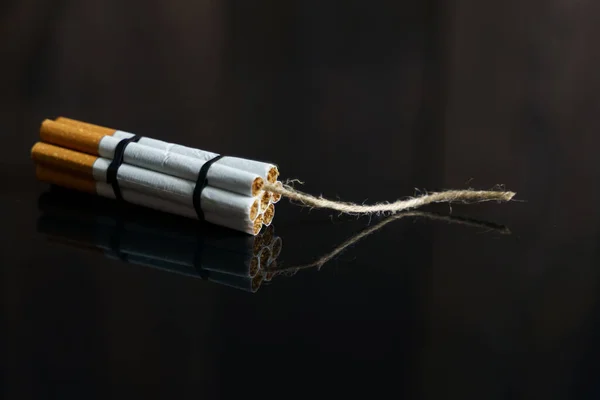 Концепция Медицины Борьба Курением Сигареты Скручиваются Динамитовую Шашку Ниткой Черной — стоковое фото