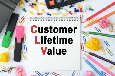 İş konsepti. Masanın üzerinde bir hesap makinesi, günlük, kalemler, kalemler ve üzerinde 