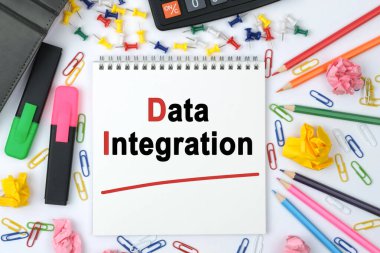 İş konsepti. Masanın üzerinde bir hesap makinesi, günlük, işaretleyiciler, kalemler ve üzerinde 