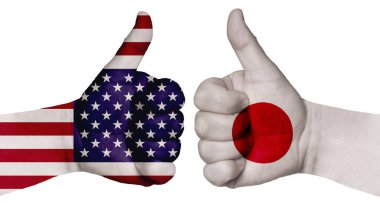 Ulusların ilişkilerini güçlendirme kavramı. İki el farklı ülkelerin bayraklarıyla boyanır ve başparmak kaldırılır. Japonya ve ABD