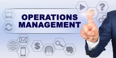 İş konsepti. İşadamı parmağıyla sanal ekrana dokunuyor. Ekran başlığı - Operasyon YönetimiStencils