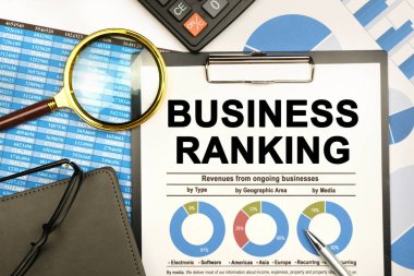 Finans ve iş konsepti. İş adamının masasında raporlar, bir defter, bir büyüteç ve üzerinde 