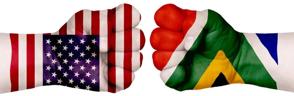 人民斗争的概念 两只手紧握着拳头 彼此相对 手绘有各国国旗的颜色 南非诉美国 — 图库照片