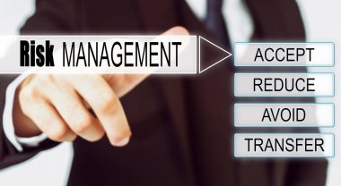Finans ve iş konsepti. İşadamı, interaktif ekranda üzerinde RISK MANAGEMENT yazan düğmeye basar